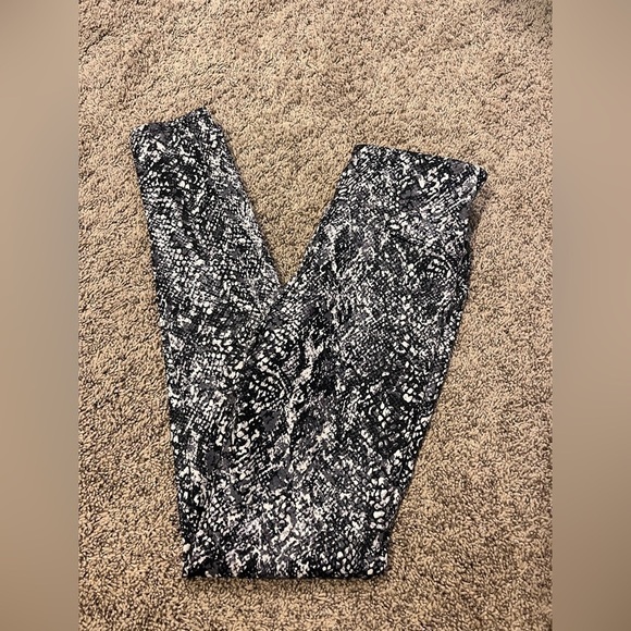 NWOT Spanx snakeskin faux leather leggings - Picture 3 of 3